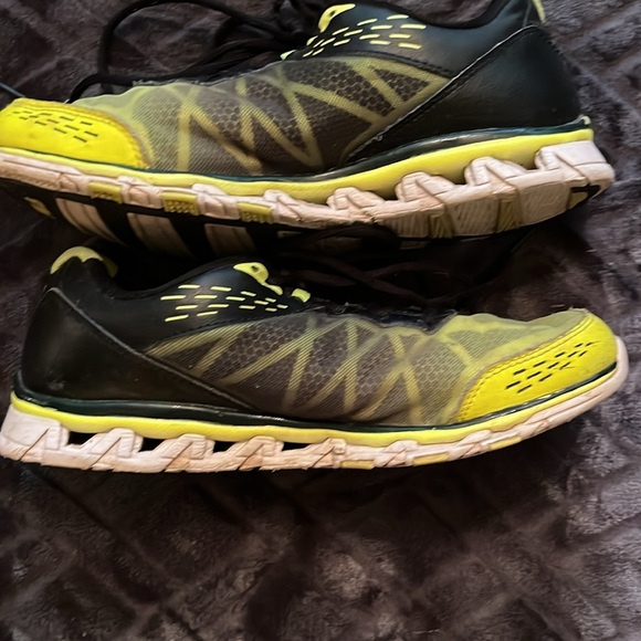 ⭐️3 FOR $12- Fila Sneakers - Picture 2 of 4